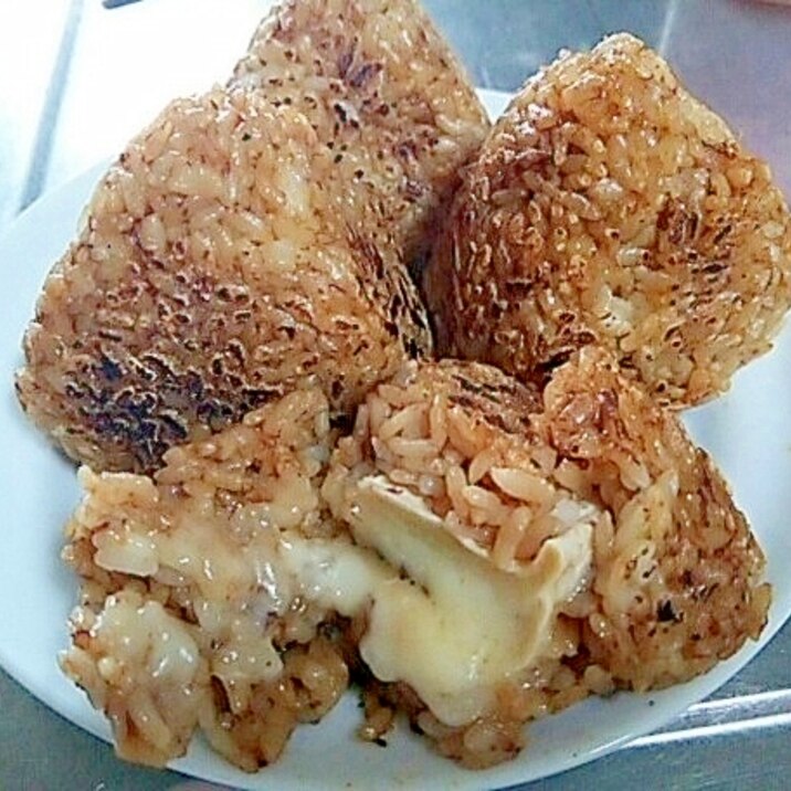 残ったご飯で、とろーりチーズ入りおかか焼きおにぎり